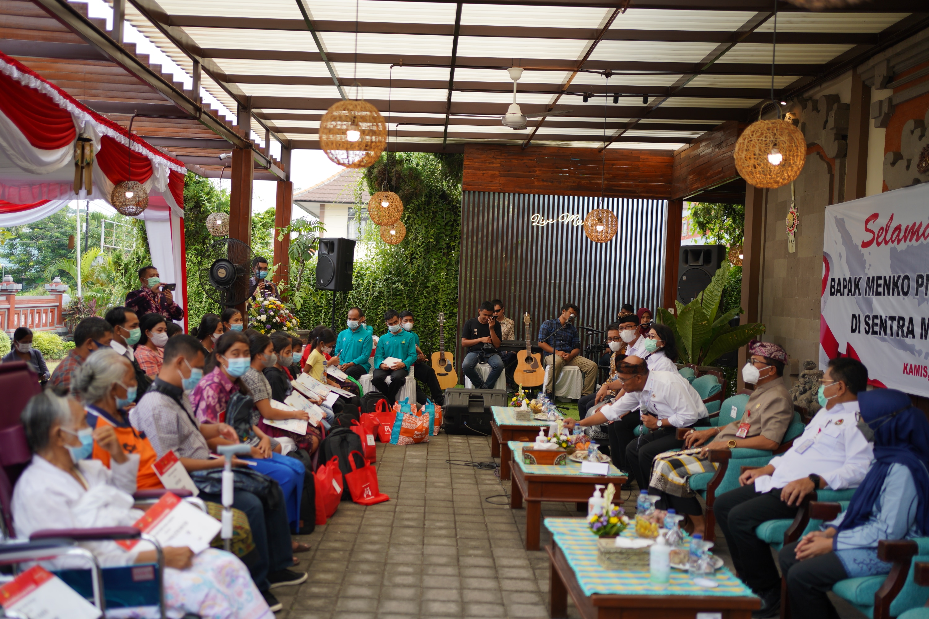 Sambangi Sentra Mahatmiya Bali, Menko PMK Sapa Para Barista Penyandang Disabilitas di Artne Coffee