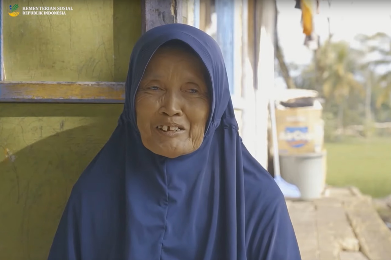 Nenek Romnah Tetap Produktif dan Mandiri di Usia Lanjut | Kementerian  Sosial Republik Indonesia