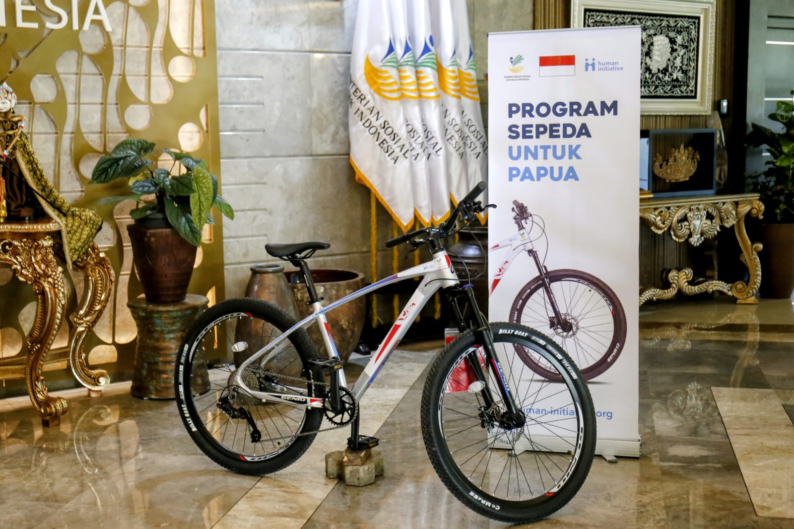 Kemensos Terima Sepeda untuk Papua dari Human Initiative