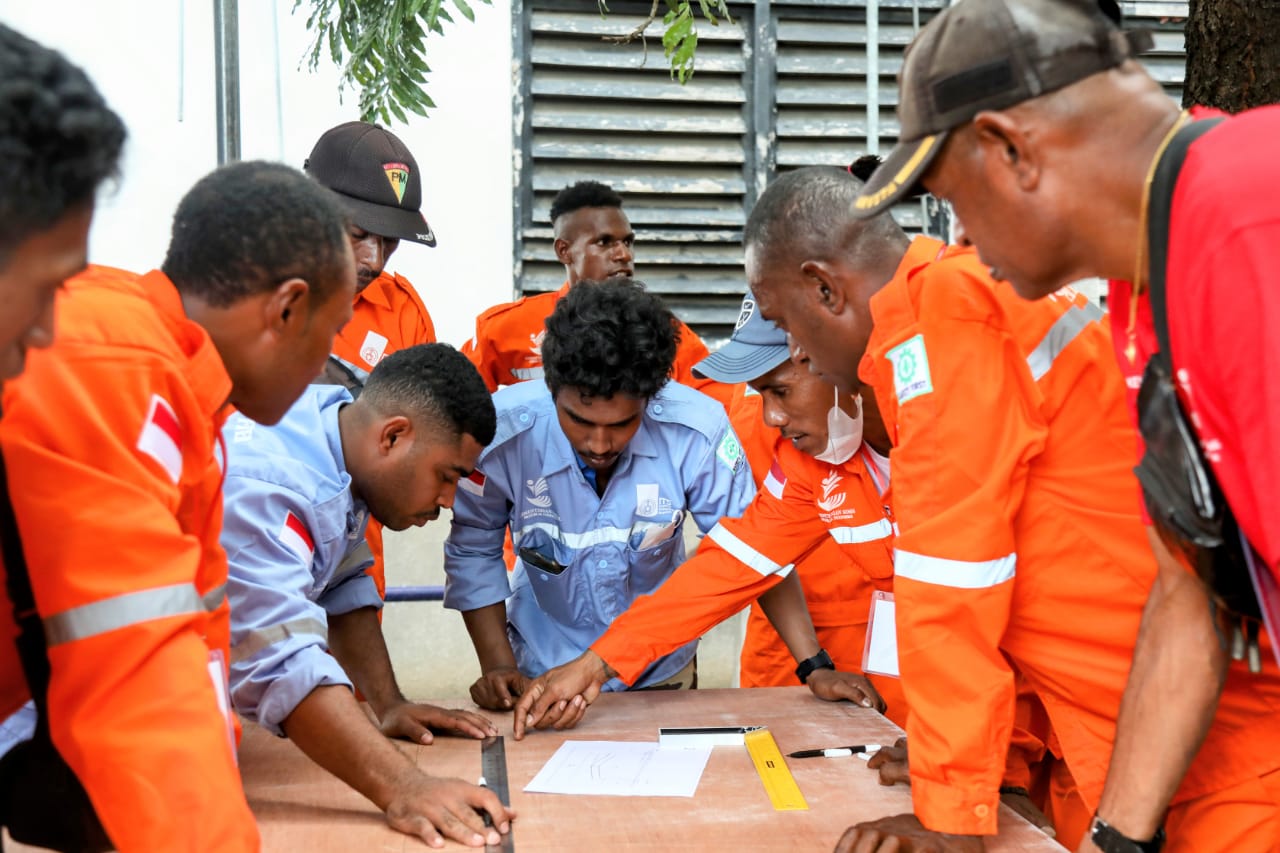 Mensos Risma Pantau Pembuatan Kapal Fiber oleh Peserta Lokakarya Asal Papua