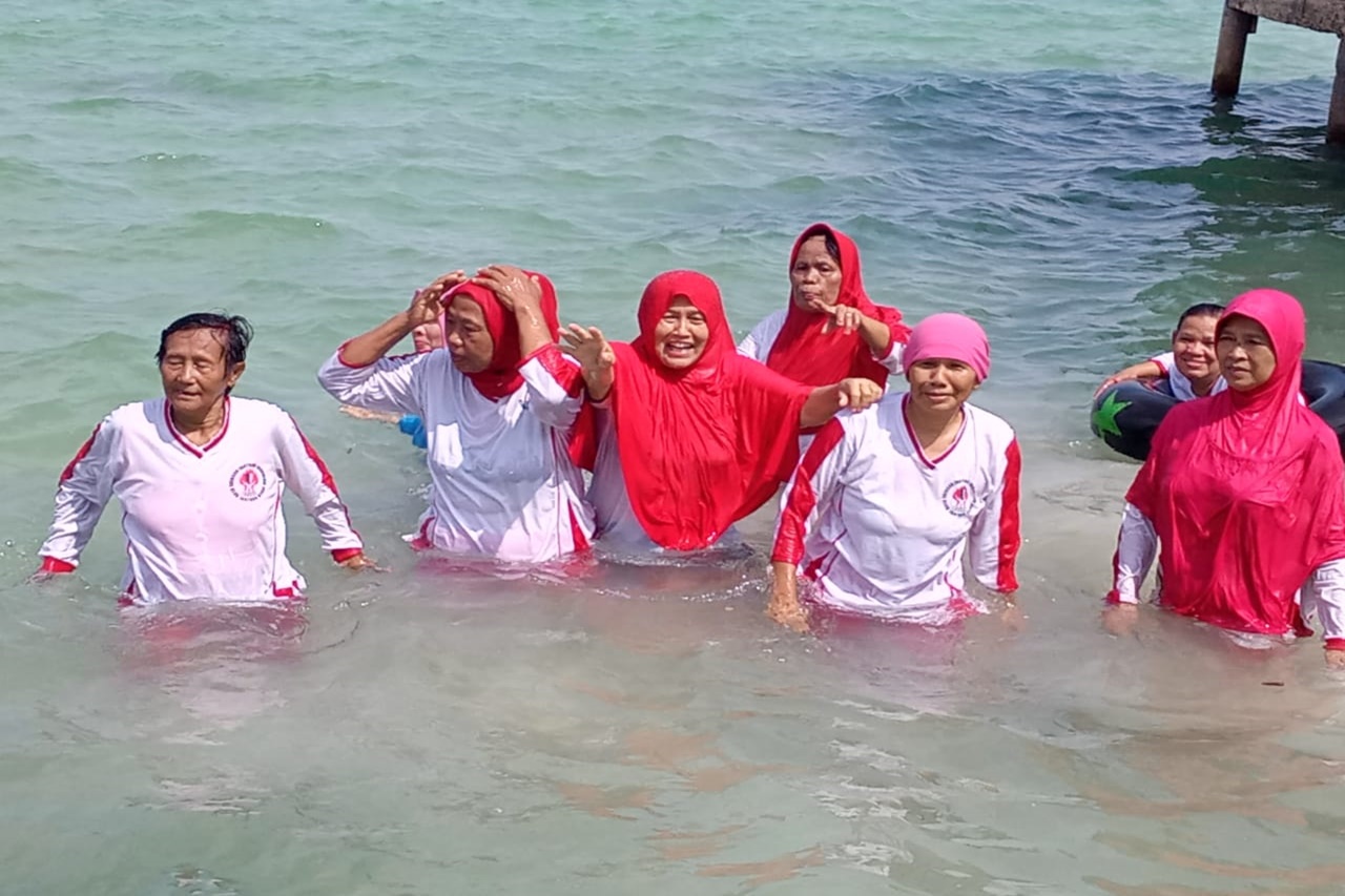 LKS Amanah Ibu Pringsewu Celebrates HLUN 2022 at Klapa Rapat Beach, Padang Cermin