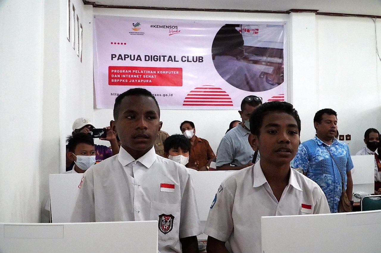 Akselerasi Pembangunan Kualitas SDM, Kemensos Gelar Pelatihan Komputer untuk Pelajar di Papua