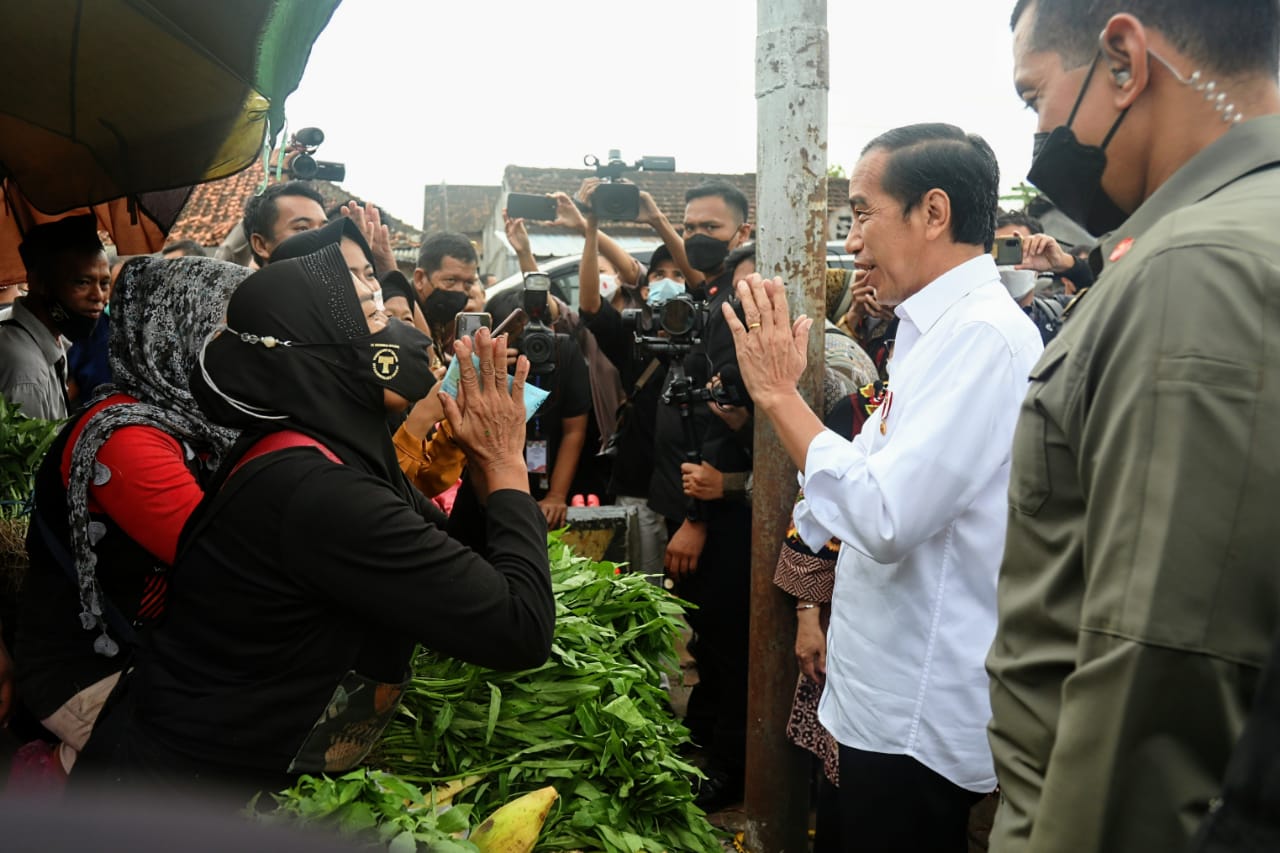 Mensos Risma Dampingi Presiden Jokowi Salurkan Bantuan Sosial di Serang