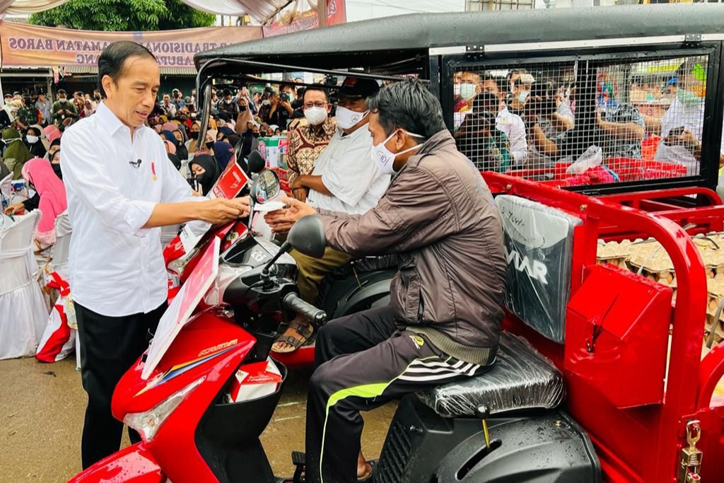 Presiden Jokowi Bersama Mensos Serahkan Bansos Kepada Masyarakat Kabupaten Serang