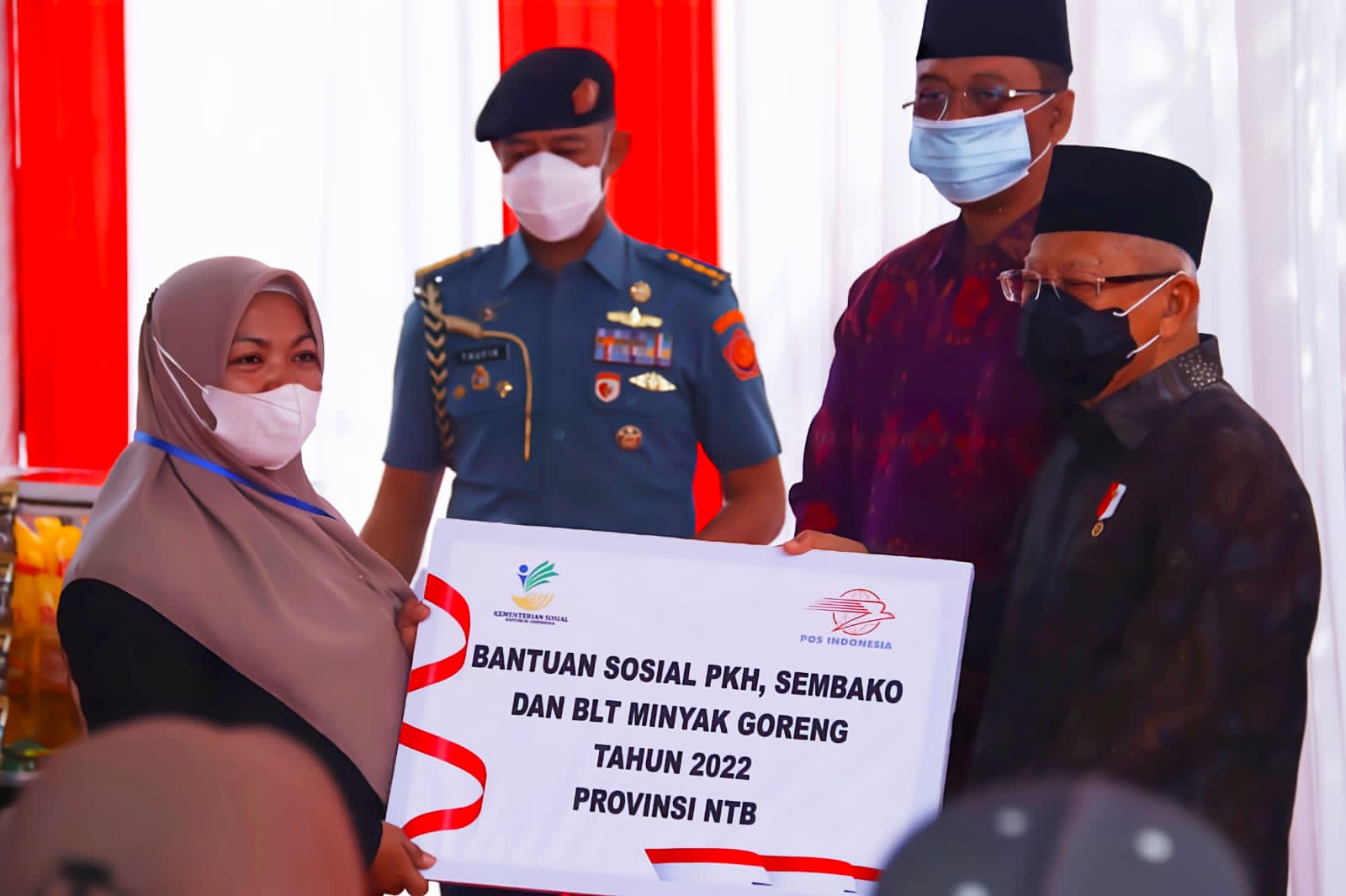 The Vice President Raises the Spirit of Victims of Violence in Mataram with Social Assistance