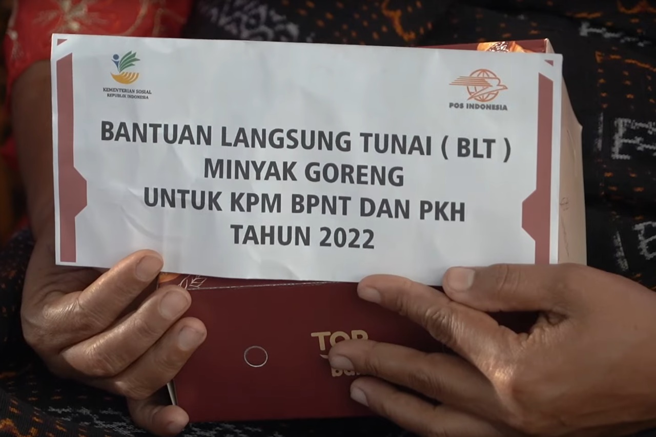 President Jokowi Delivers Assistance in Ende City