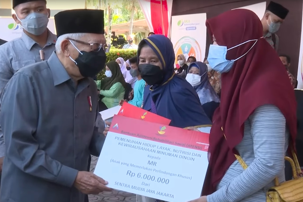 The Vice President of the Republic of Indonesia Hands over Social Aid in Pangkal Pinang City