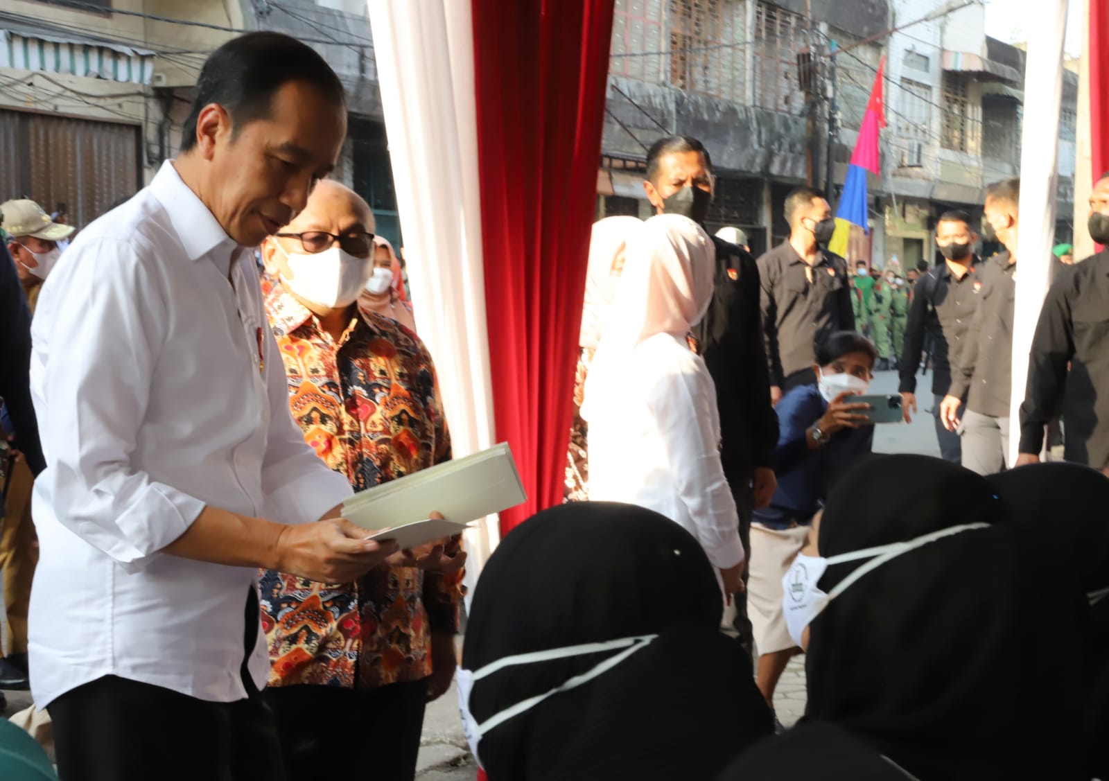 President Monitors Social Assistance Distribution at Pasar Petisah Medan