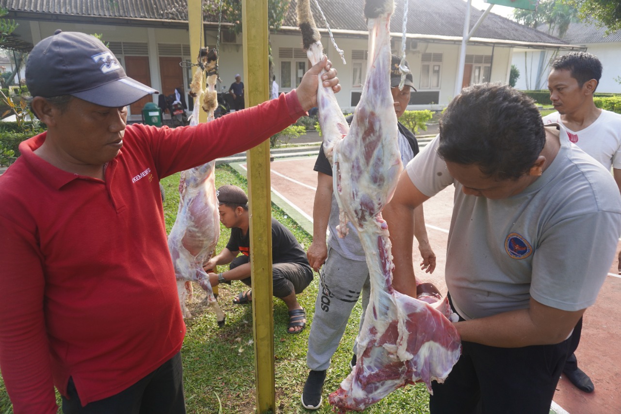 Momentum of Eid Al-Adha 1443 H, Galih Pakuan Center Bogor Slaughter Animals for Qurban
