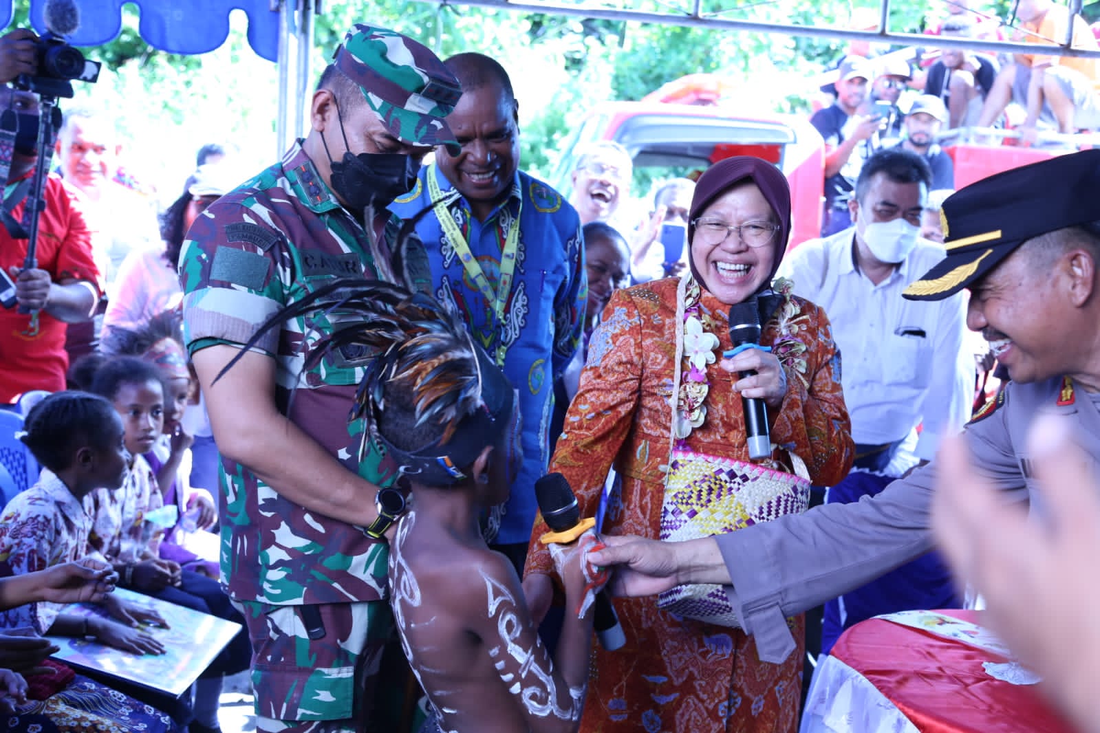 Handing Over Assistance at Waropen Papua, Minister Risma Supports Empowerment