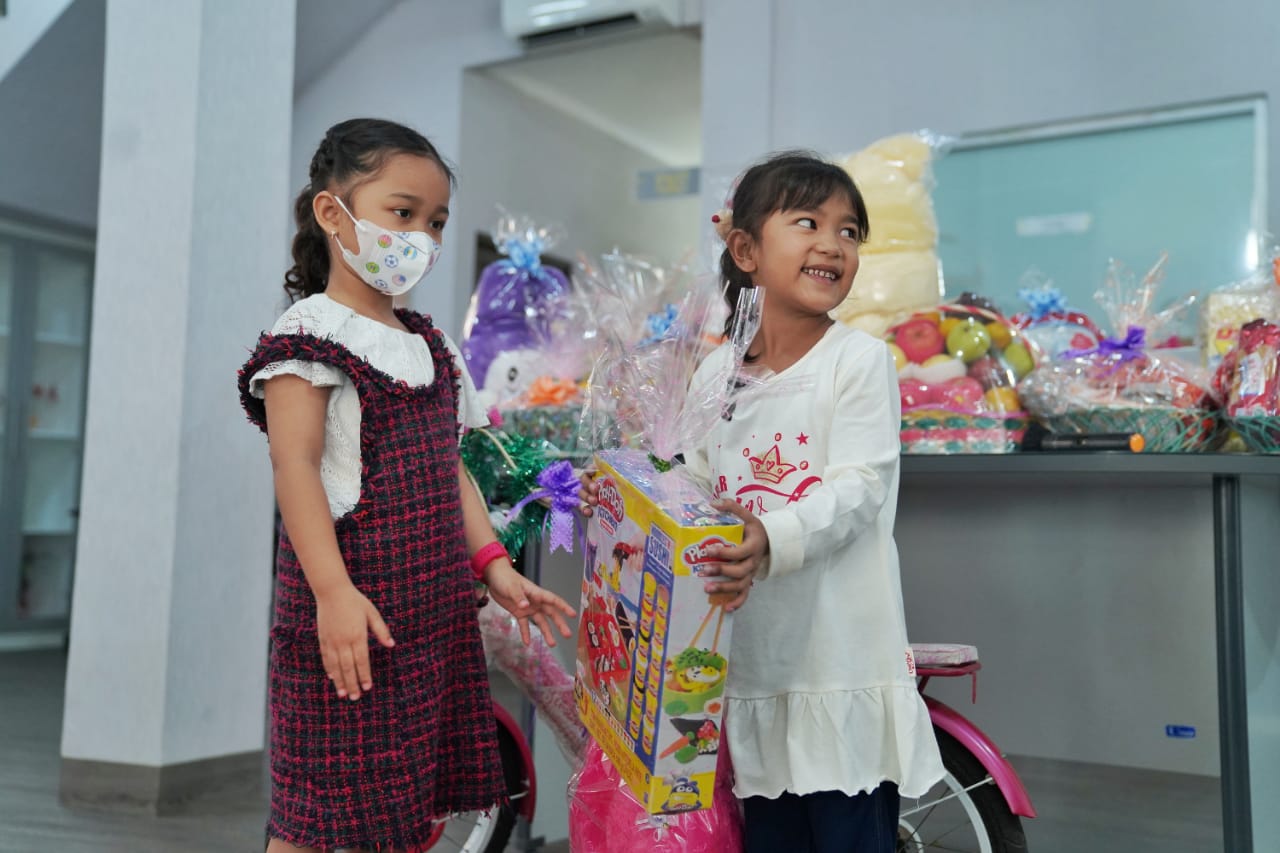 Berbagi Keceriaan Menjelang Hari Anak Nasional, Anissa Terima Hadiah dari Cucu Mensos