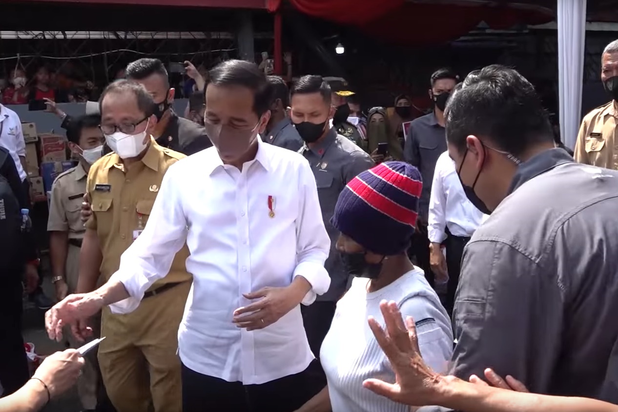 Enthusiasm of Semarang Residents, Welcomes Jokowi Distributes Various Social Assistances at Peterongan Market