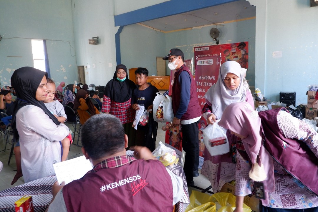 Kemensos Salurkan 195 Paket Bantuan ATENSI di Sakra, Lombok Timur