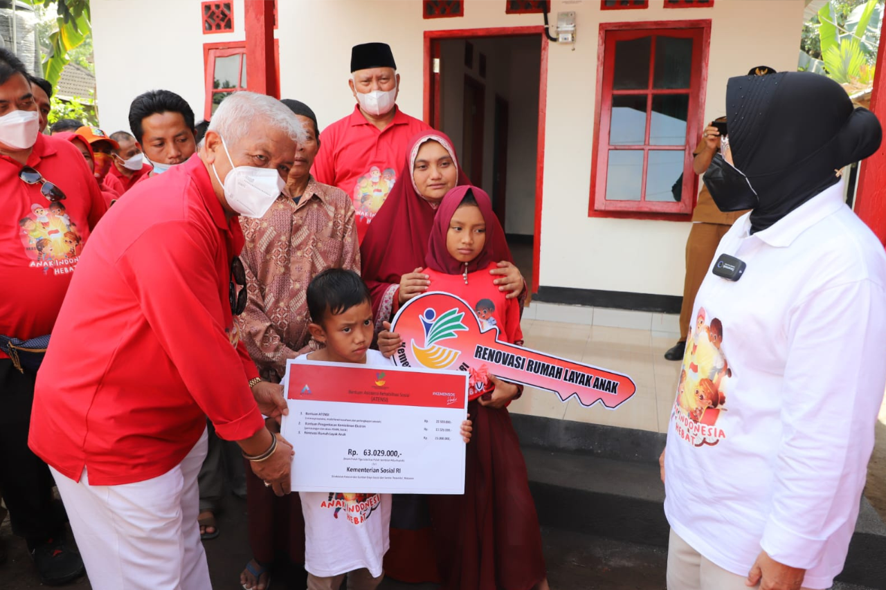 Kemensos Renovasi Rumah Layak Anak, Kakak Beradik di Lombok Timur Kini Bisa Tidur Nyaman