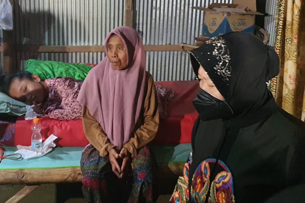 Mensos Risma Renovasi Rumah Lansia di Bangkalan yang Rawat 4 Disabilitas