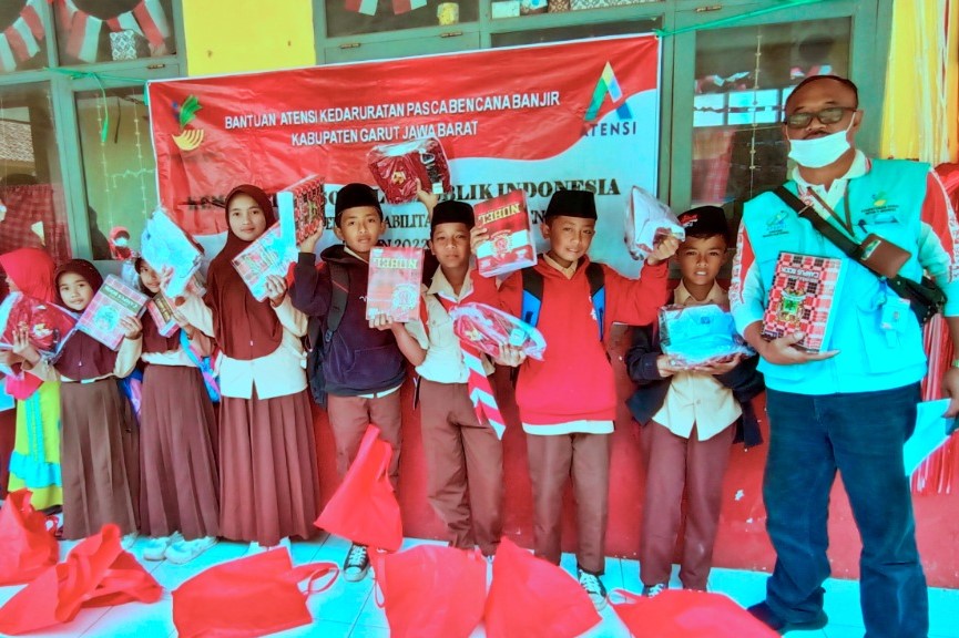 Happy Smiles of Garut Flood Survivors Get Ministry of Social Affairs Assistance