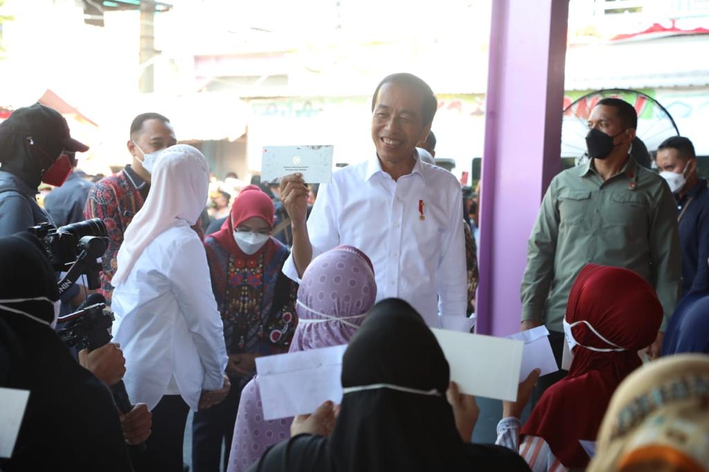 Penyerahan Bantuan Sosial oleh Presiden RI di Surabaya