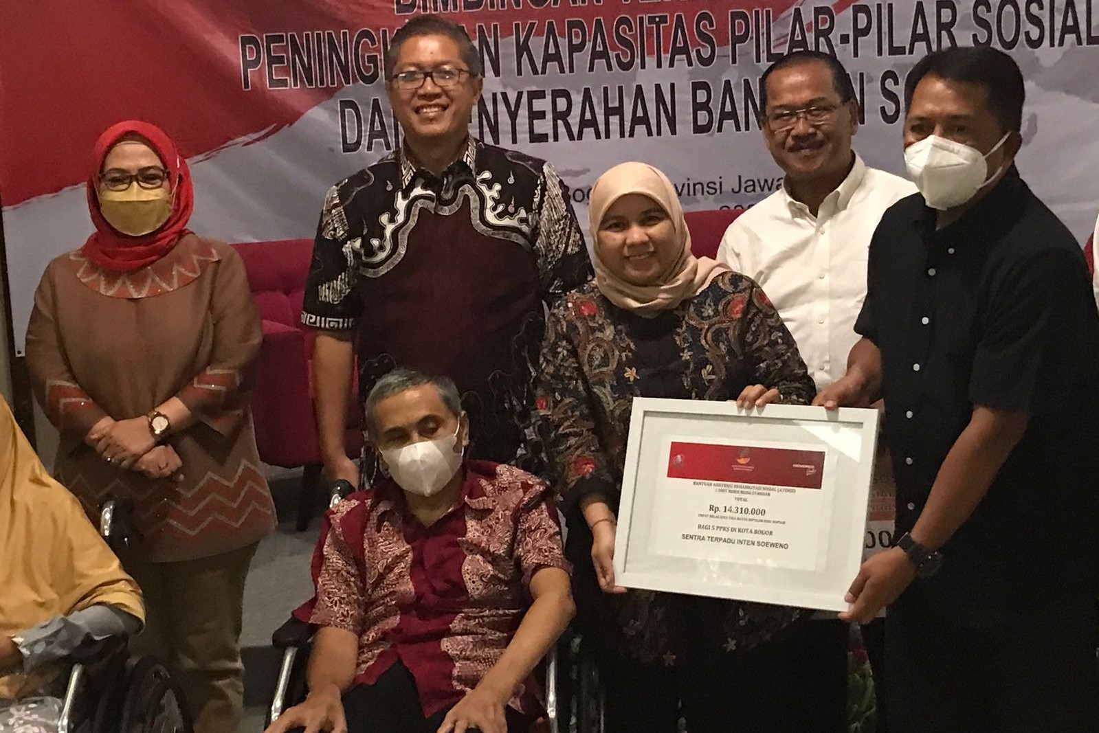 Lima Tahun Berjalan dengan Tongkat, Lansia di Kota Bogor Sangat Terbantu Terima Kursi Roda dari Kemensos