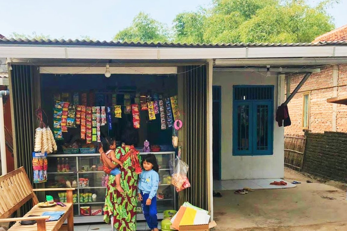 Pedagang Gorengan di Cirebon Bersyukur, Kemensos Bantu Renovasi Rumah dan Dirikan Warung Sembako