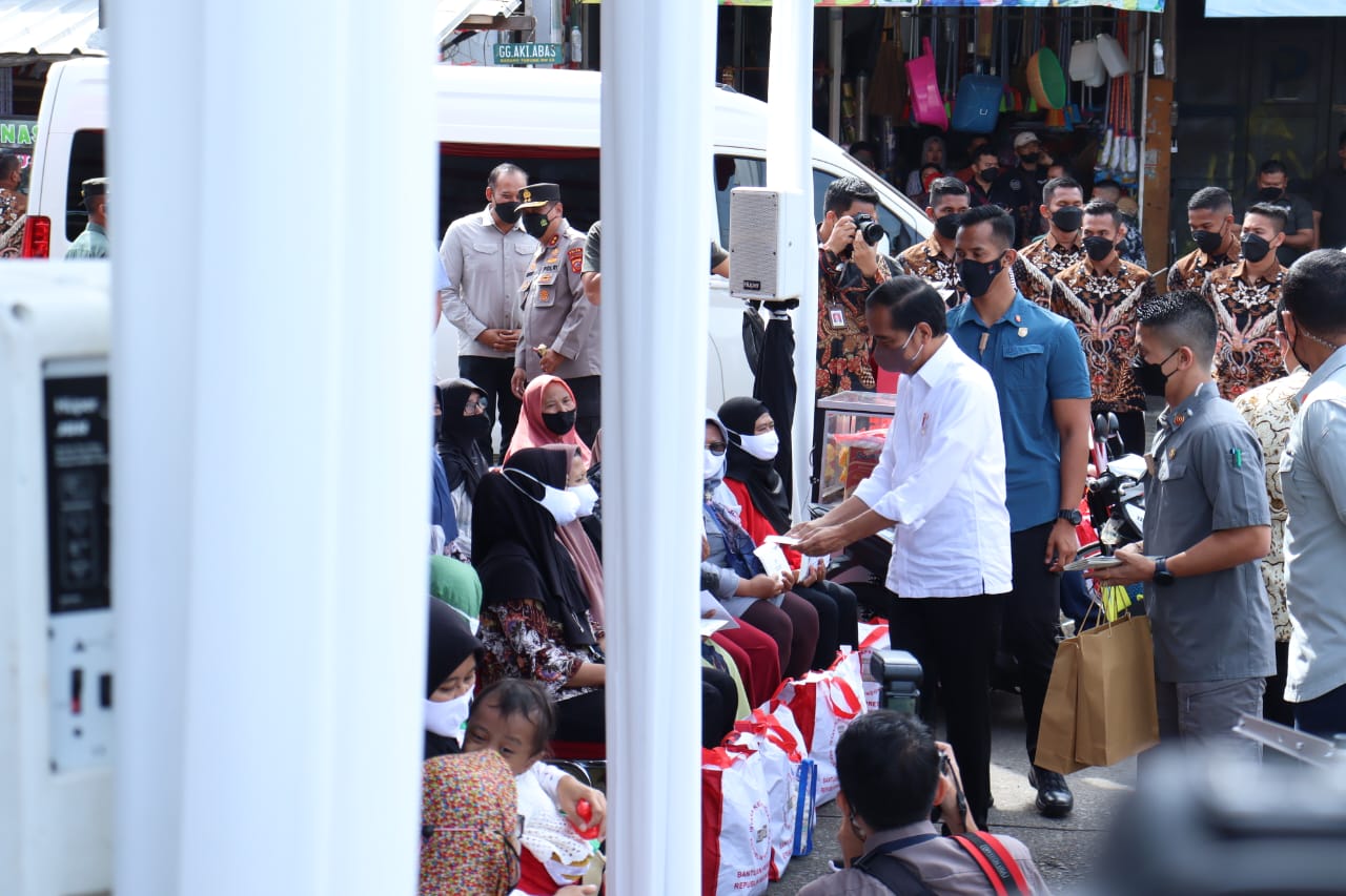 President Joko Widodo Distributes Aid to PPKS in Bandung City