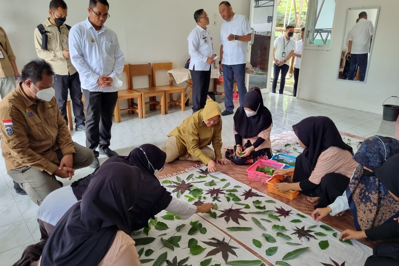 Social Minister Risma Encourages Beneficiaries at Nipotowe Center Palu