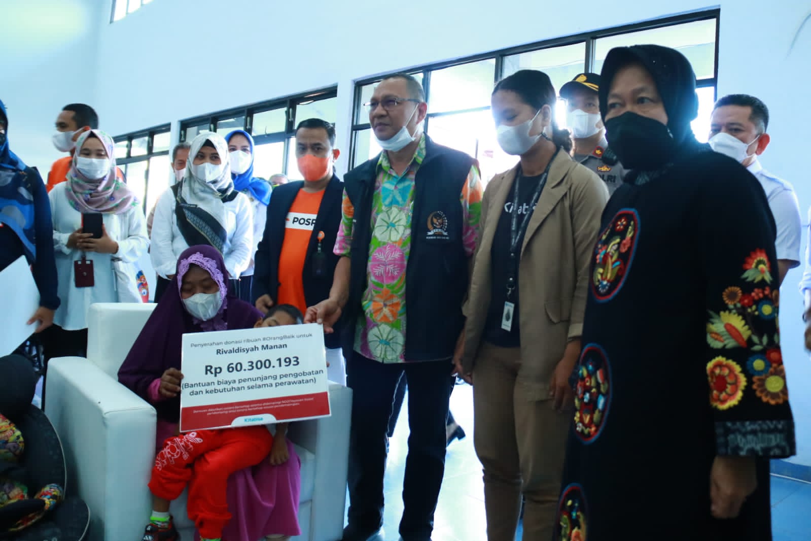 Mensos dan Anggota Komisi VIII DPR RI Serahkan Bantuan di Medan