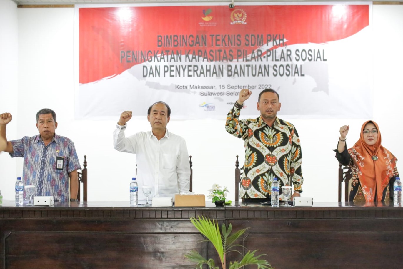 Pelaksanaan Bimtek SDM PKH, Peningkatan Kapasitas Pilar-Pilar Sosial dan Penyerahan Bantuan Sosial di Kota Makassar