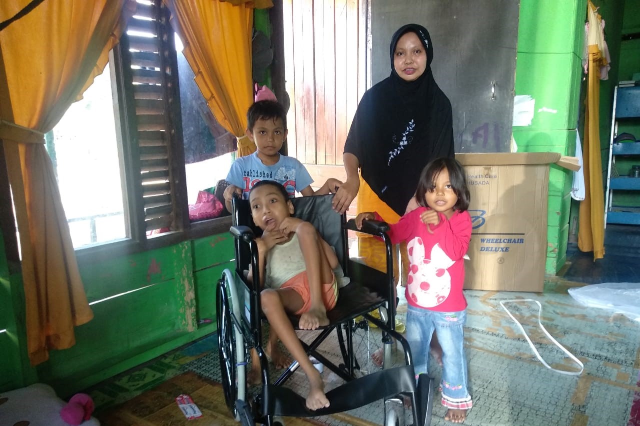 Kursi Roda untuk Riky di Ujung Halmahera Timur