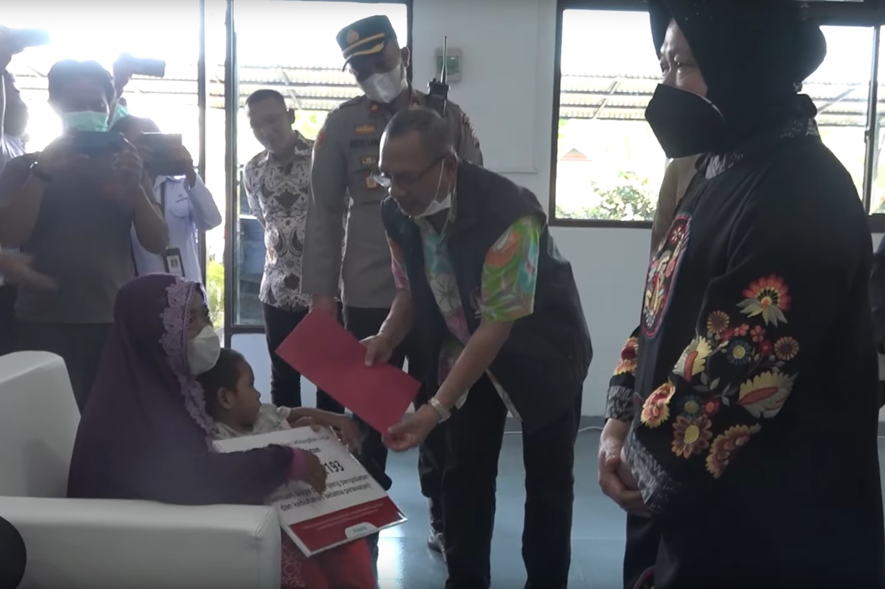 Mensos Risma dan Anggota Komisi VIII DPR RI Serahkan Bantuan di Medan