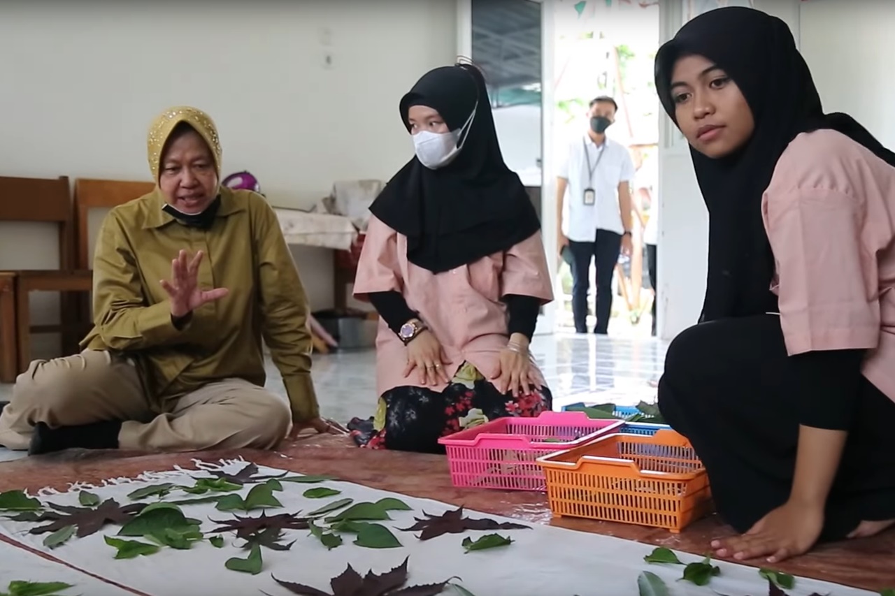 Gaya Mensos Risma Ajari Anak Disabilitas Rungu Membuat Batik Ecoprint