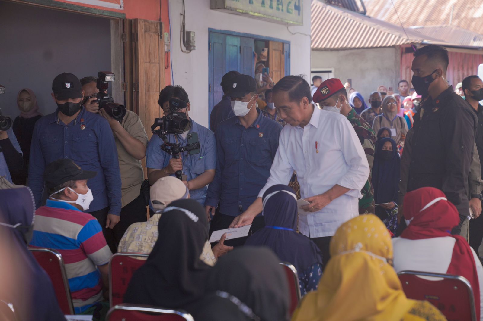 President Jokowi Ensures BLT BBM Assistance in Baubau City, Buton and South Buton Regencies