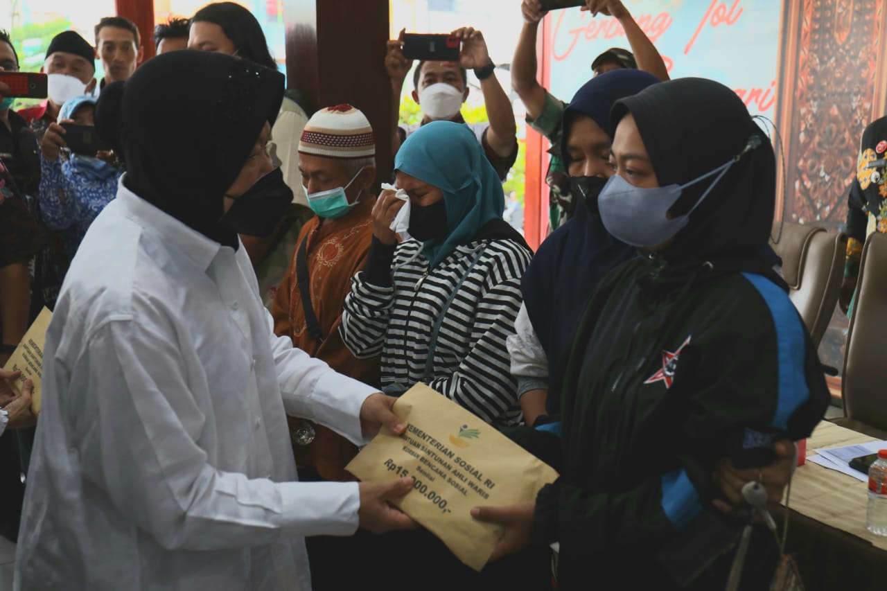 Mensos Risma Tuntaskan Penyaluran Santunan Ahli Waris Tragedi Kanjuruhan di Malang