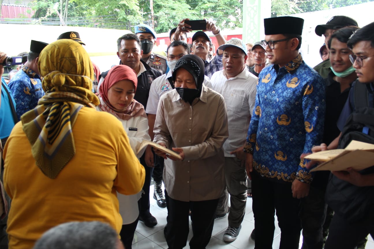 Datangi Bogor Kedua Kalinya, Mensos Risma Serahkan Santunan untuk Ahli Waris Korban Banjir dan Longsor