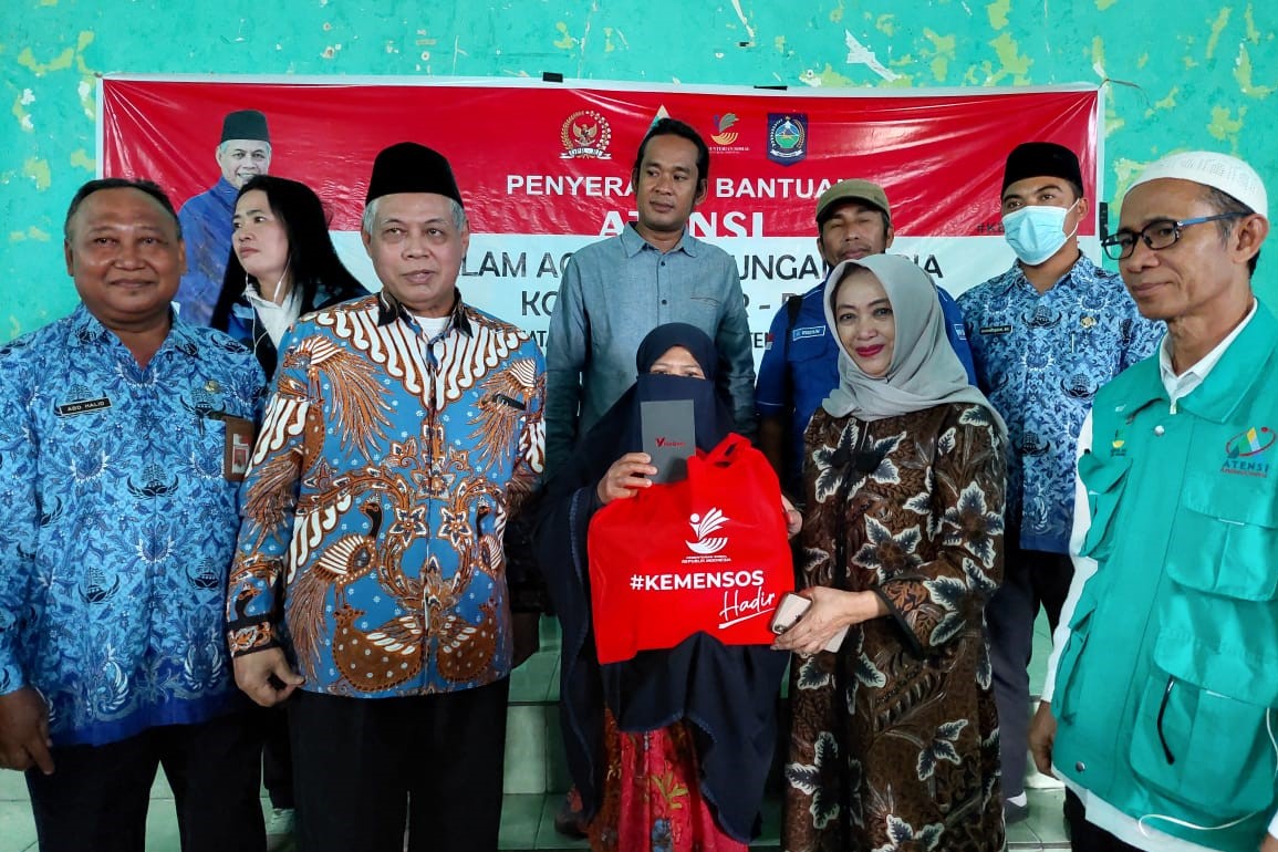 Paramita Center and Commission VIII DPR RI Distribute ATENSI Aid to 170 Persons with Disabilities of Sembalun