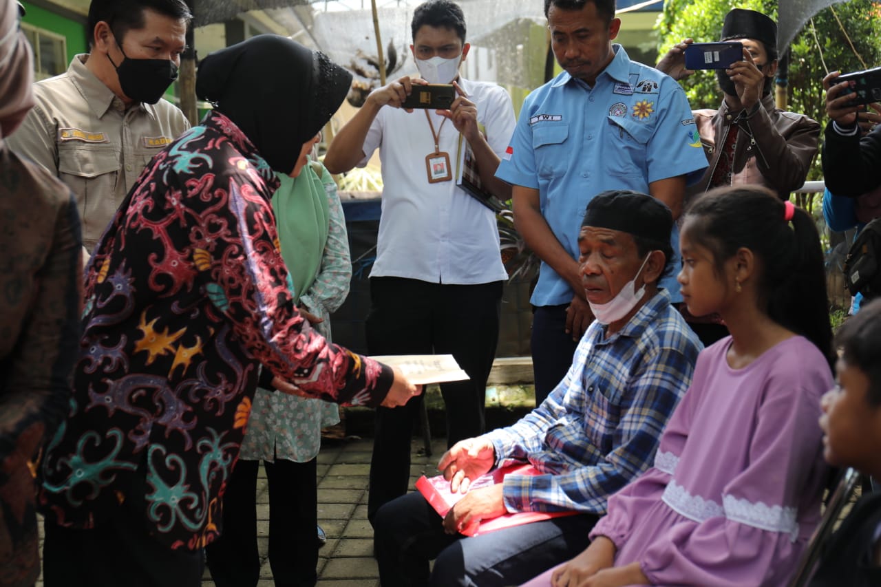 Di Malang, Mensos Risma Bantu Kakek yang Kehilangan Anaknya Saat Tragedi Kanjuruhan