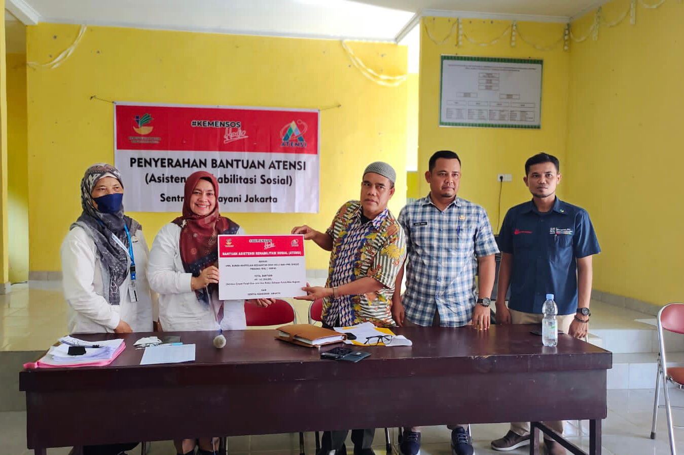 Ministry of Social Affairs Distributes ATENSI Aid for 100 PPKS in Kampar Regency