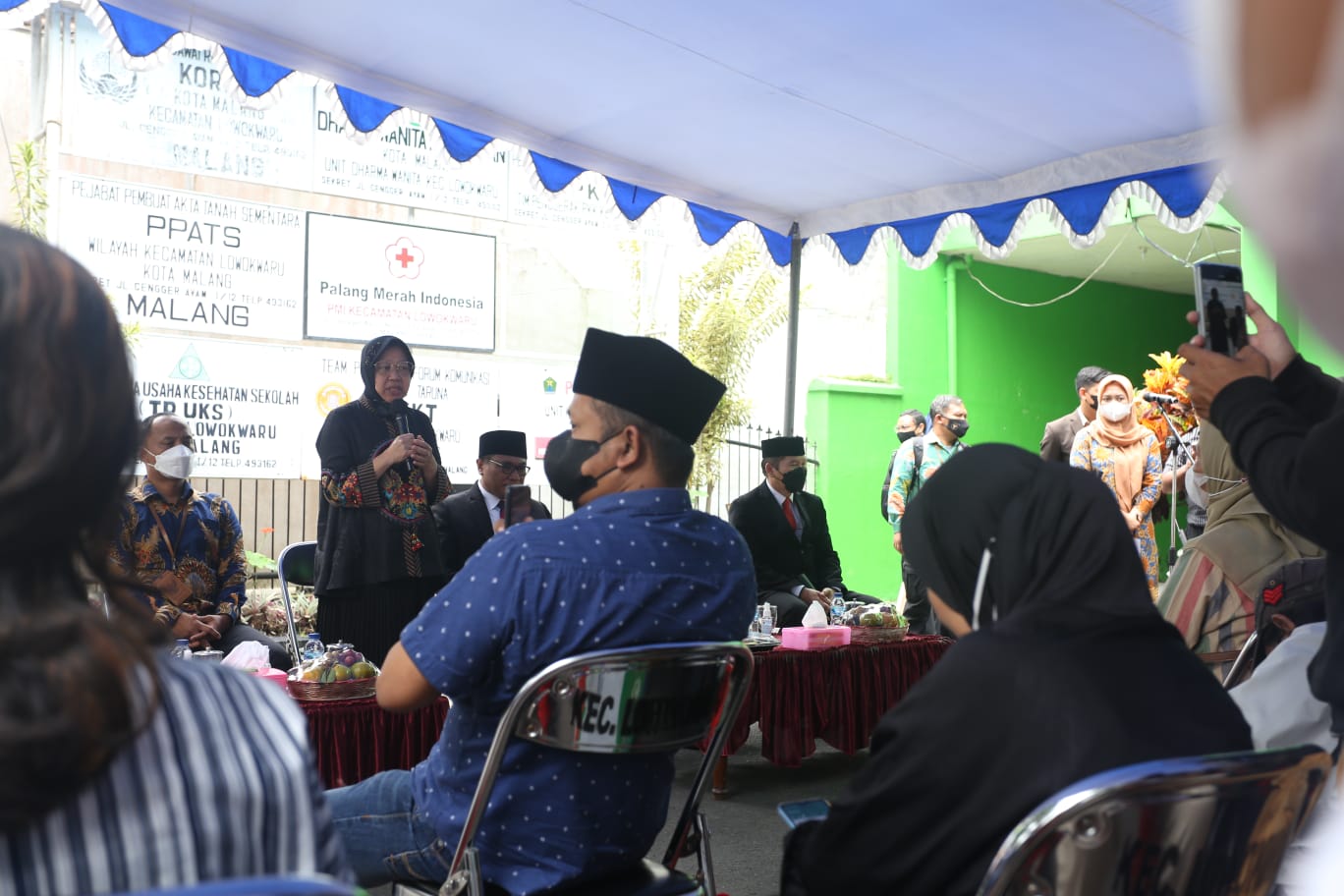 Mensos Risma Kembali Beri Santunan Korban Tragedi Kanjuruhan di Malang
