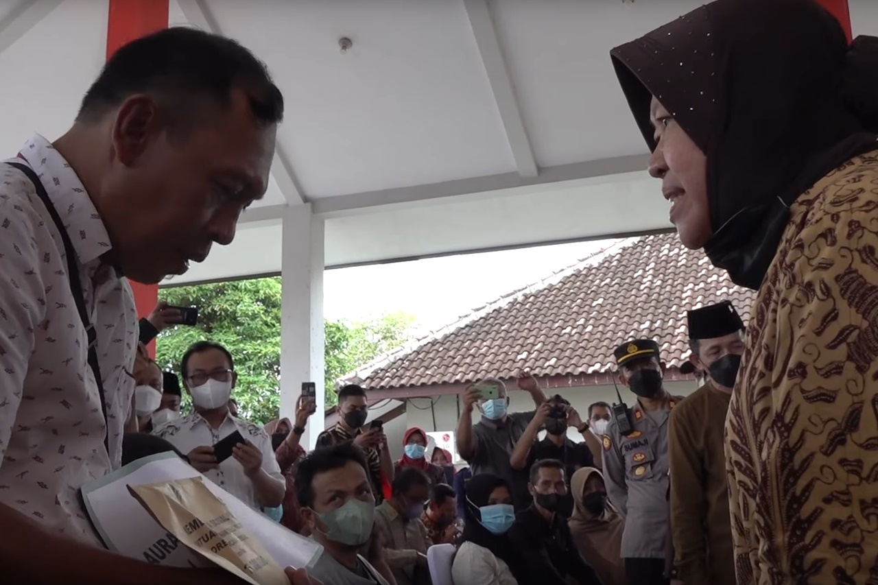 Social Affairs Minister Gives Compensation to Families of Victims of the Kanjuruhan Incident in Tulungagung and Blitar