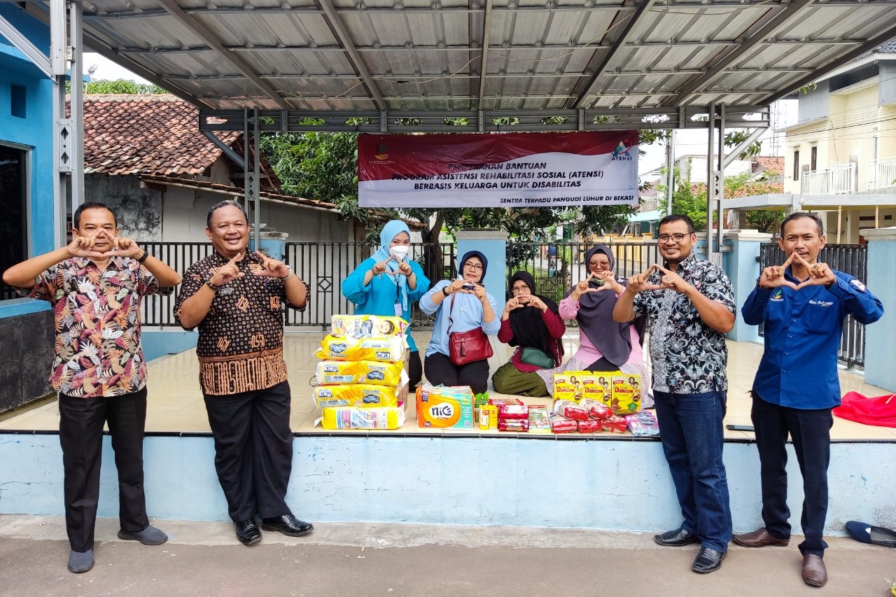 Ministry of Social Affairs Distributes ATENSI Assistance in Karawang Regency