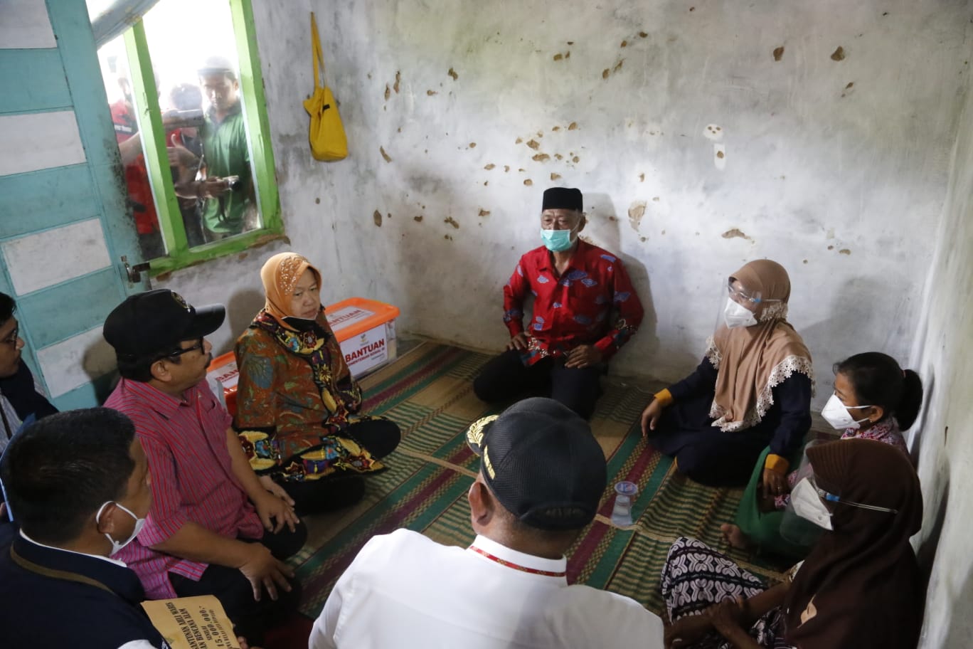 Serahkan Santunan dan Bantuan, Kehadiran Mensos Disambut Haru Keluarga Penyintas Bencana Banjir di Lampung Selatan