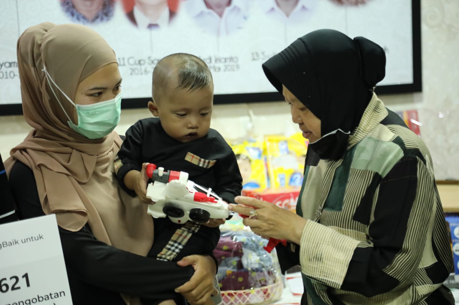 Bersama Anggota Komisi VIII DPRI RI, Mensos Serahkan Bantuan Dukungan Pengobatan kepada Tiga Anak di Riau