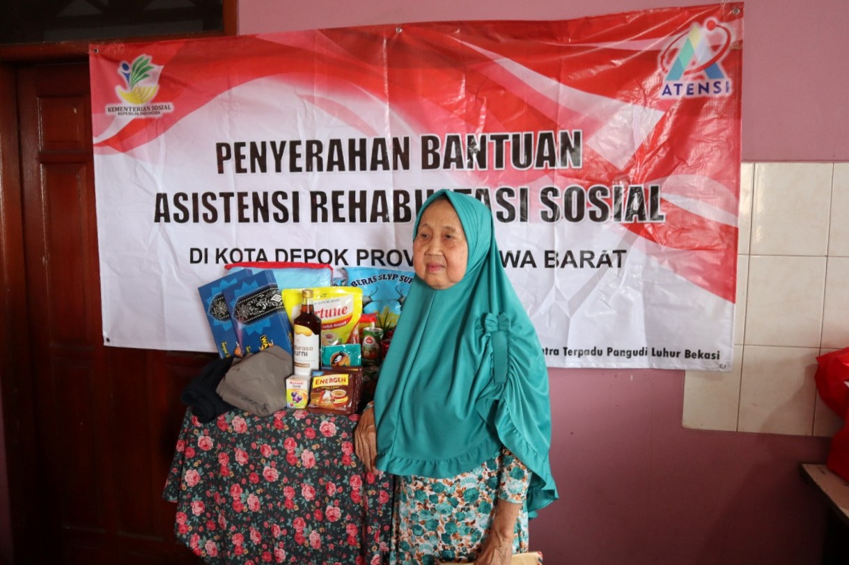 Ministry of Social Affairs Distributes ATENSI Assistance in Depok City