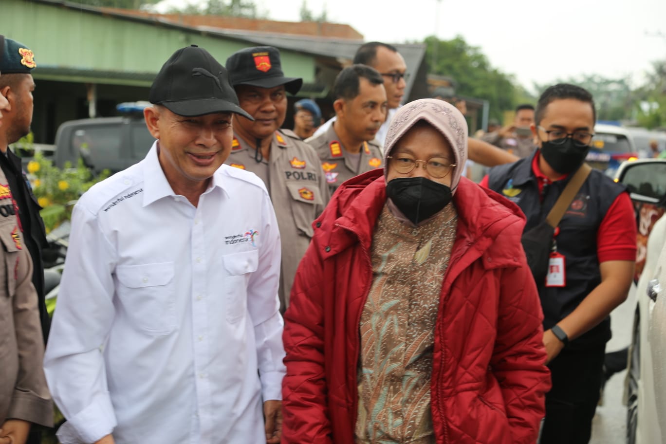 Mensos Risma Serahkan Bantuan Sosial untuk Korban Banjir di Aceh Tamiang