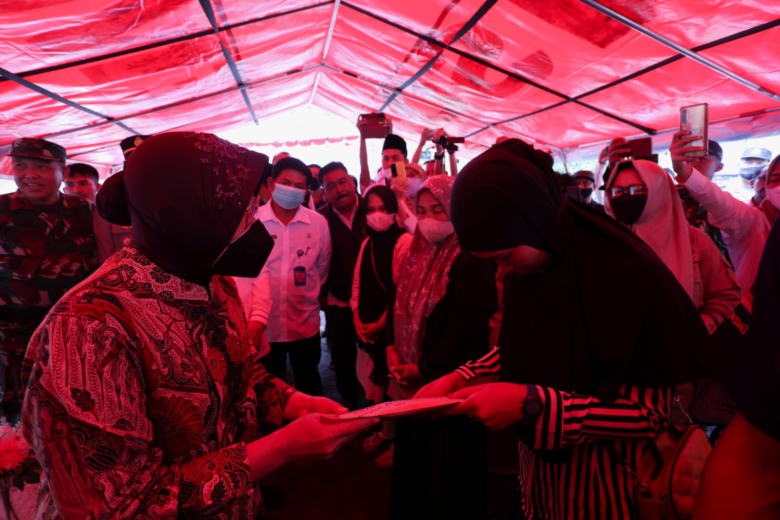 Mensos Beri Santunan dan Modal Usaha bagi Ahli Waris Korban Banjir - Longsor di Sukabumi