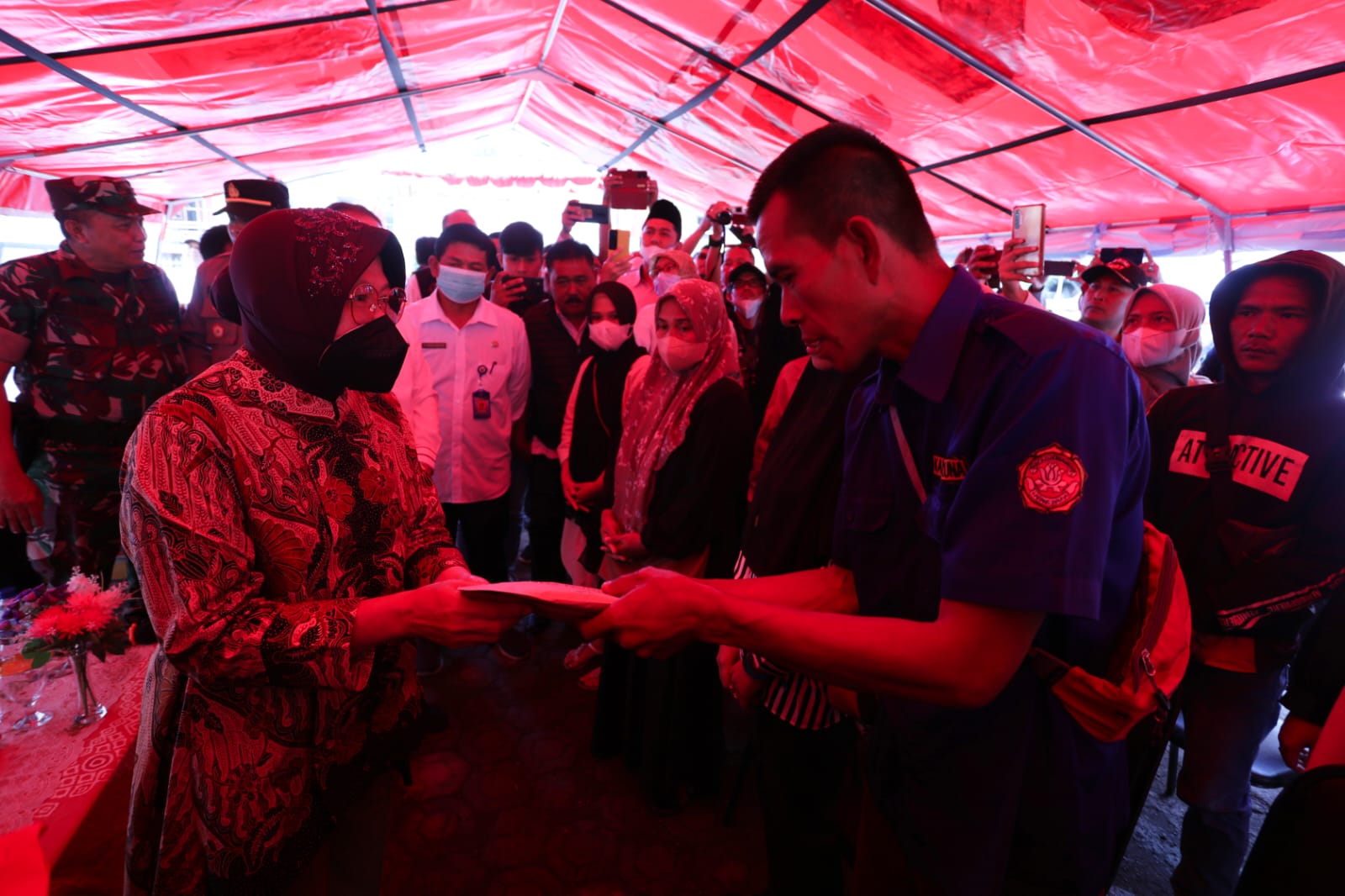 Kunjungi Sukabumi, Mensos Risma Salurkan Santunan bagi Korban Bencana