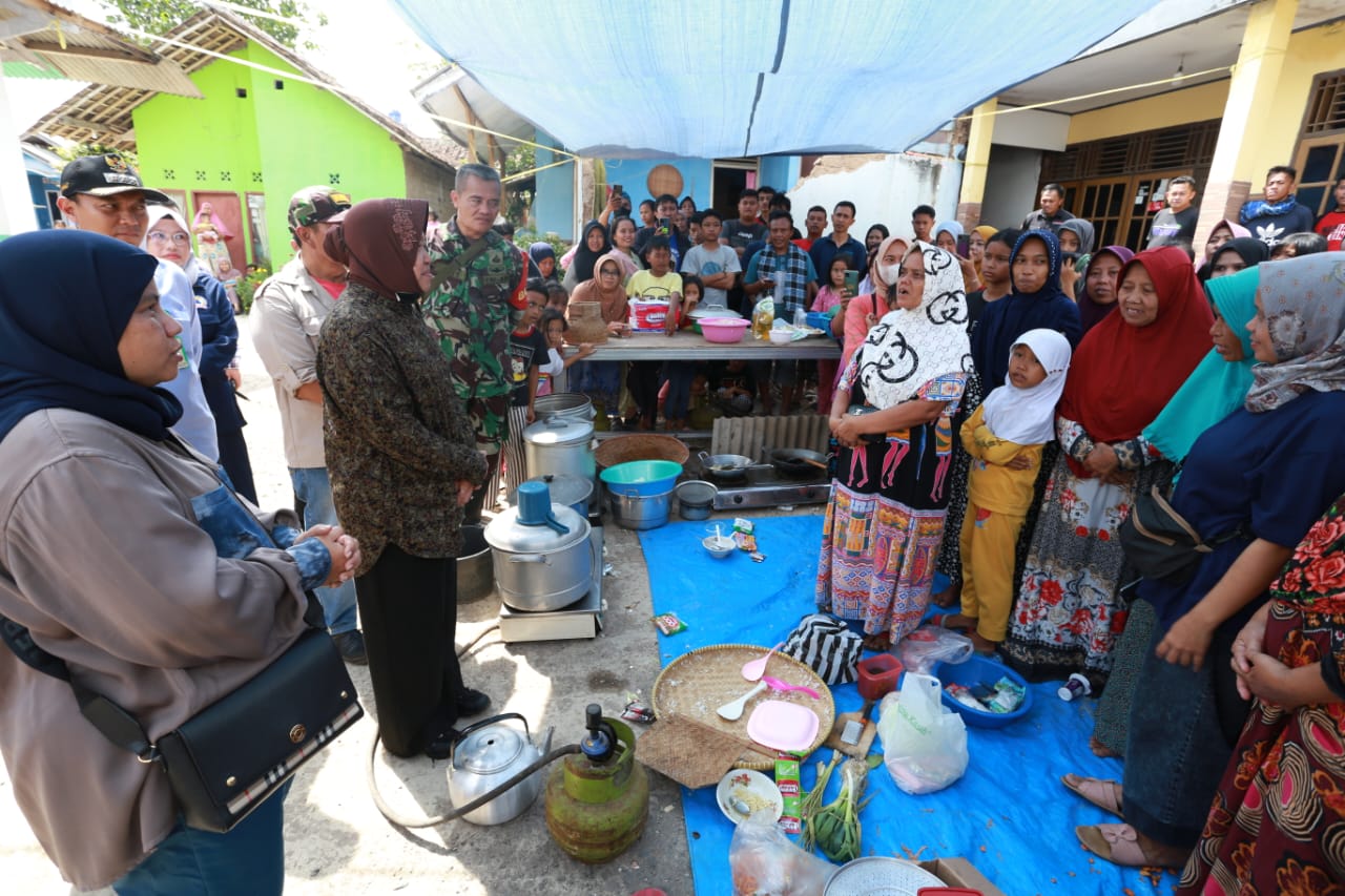 Dari Kecamatan ke Kecamatan, Mensos Risma Periksa Kesiapan Stok Logistik Antisipasi Kebutuhan Penyintas Gempa Cianjur