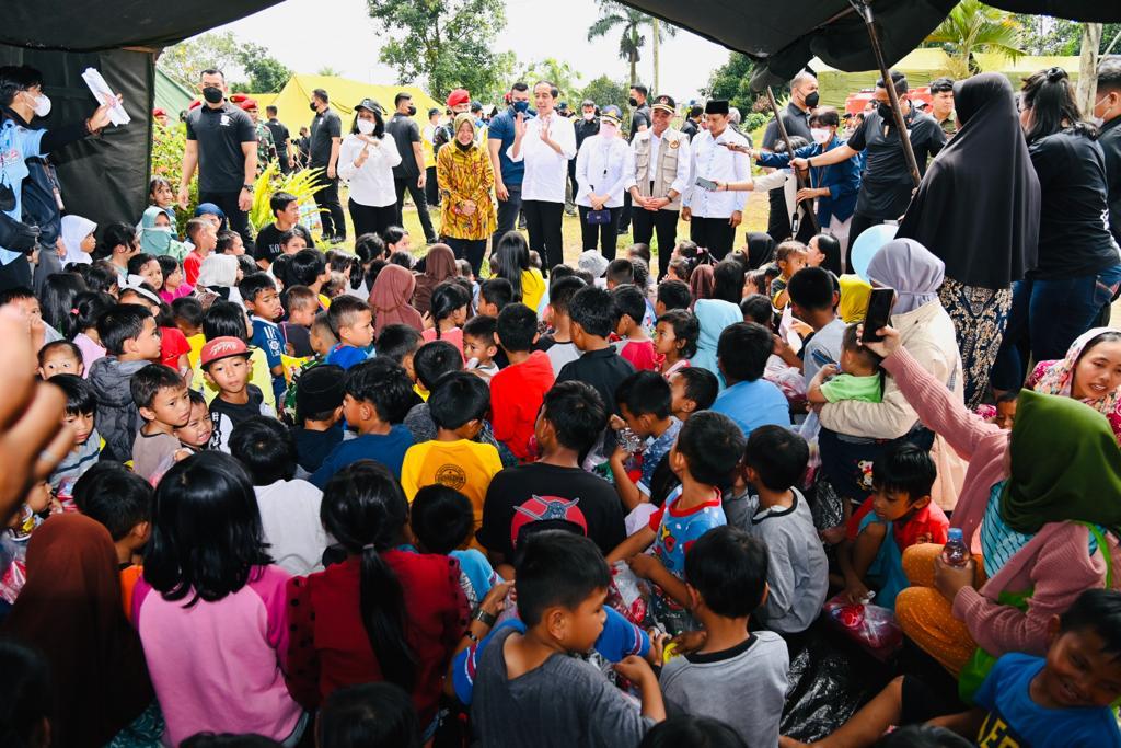 Di Posko LDP Kemensos, Presiden Bagikan Makanan dan Disambut Riuh Anak-anak Penyintas Gempa Cianjur