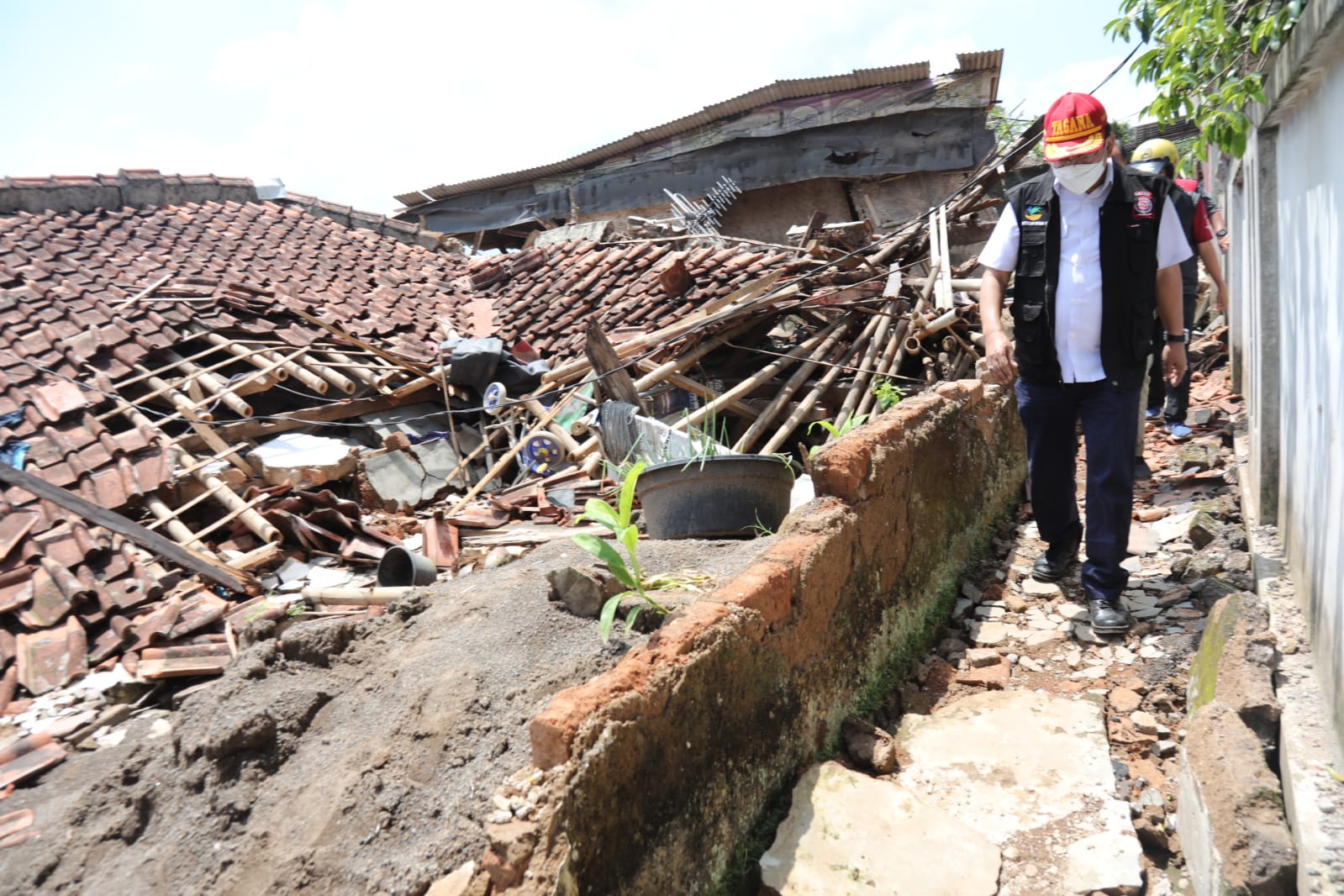 Sekretaris Jenderal Kemensos Menyapa Para Pengungsi Terdampak Gempa Cianjur