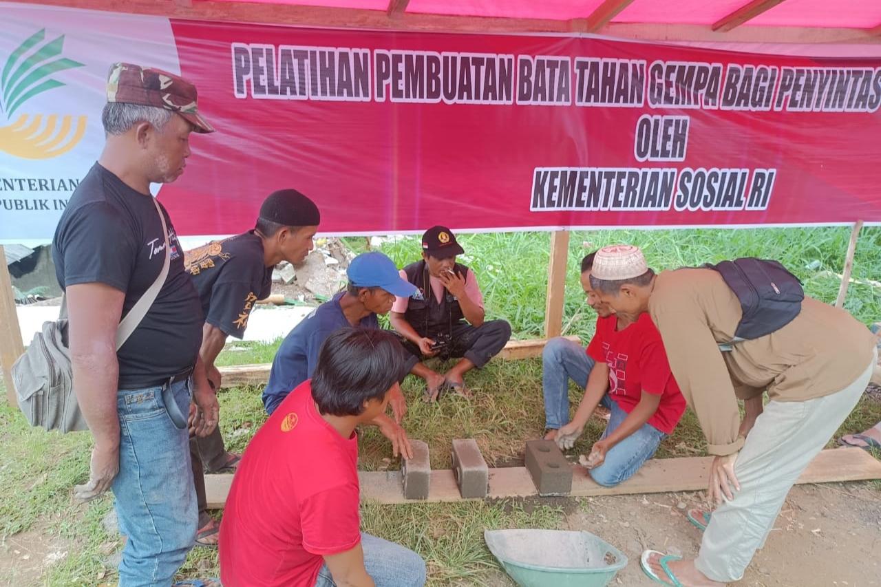 Opening Business Opportunities, MoSA Trains Cianjur Earthquake Survivors to Make Earthquake Resistant Bricks