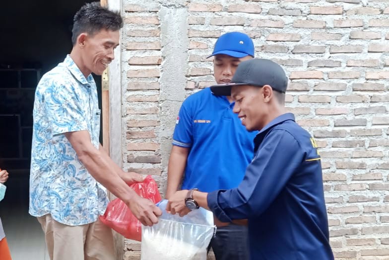 Ambarawa Youth Organization Distributes Food Packages to Lighten the Burden on Tornado Victims